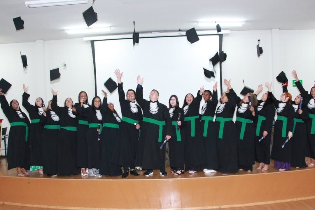 Capelos ao alto — formatura concluída